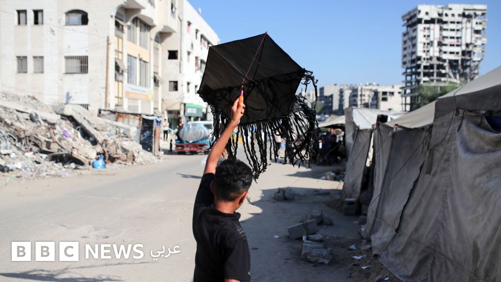 أطفال غزة يكسرون طائراتهم الورقية خوفًا من القصف الإسرائيلي