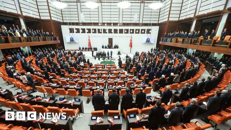 تركيا تُقر قانون نزع سلاح حزب العمال الكردستاني وتحدد شروط الحل