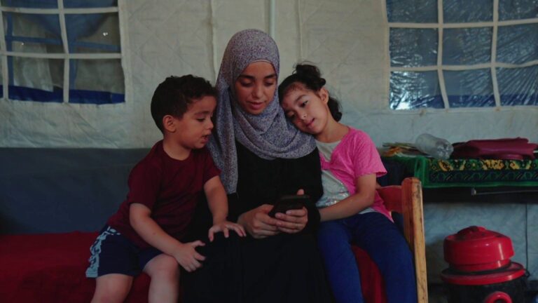 نساء قطاع غزة يعانين من التفرق عن أزواجهن بسبب الحرب وإغلاق المعابر