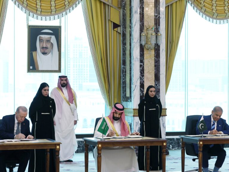 توقيع اتفاقية مكة للدفاع المشترك بين السعودية وباكستان وتركيا