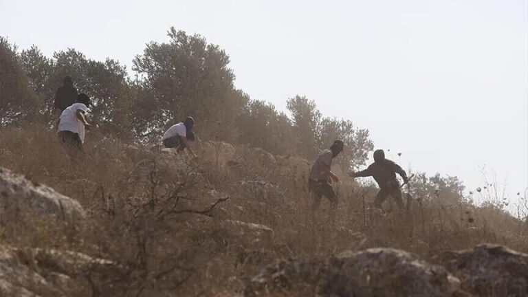 إصابة 6 فلسطينيين بينهم أطفال في هجوم مستوطنين على قرية المغير شمال رام الله