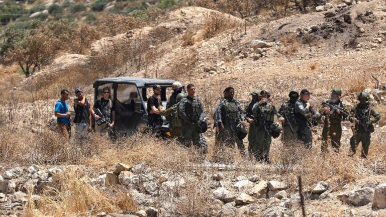 مستوطنون إسرائيليون يهاجمون فلسطينيين وممتلكاتهم في الضفة الغربية