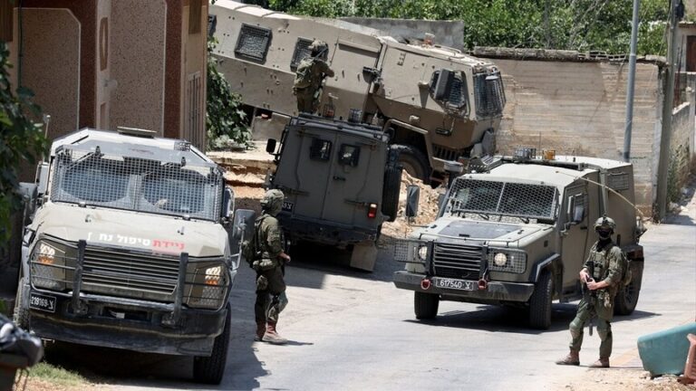 هجمات مستوطنين إسرائيليين تؤدي إلى إصابة 13 فلسطينياً بينهم صحفيان في 7 مناطق بالضفة الغربية
