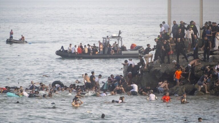 دبلوماسي مغربي: نعمل على تحديد هوية القاصرين في سبتة لإعادتهم إلى المغرب