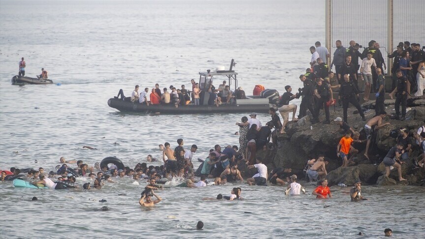 دبلوماسي مغربي: نعمل على تحديد هوية القاصرين في سبتة لإعادتهم إلى المغرب