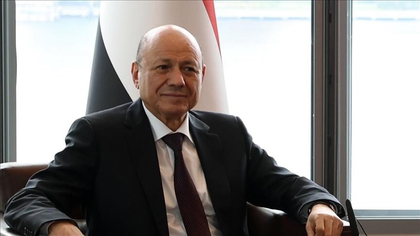 رشاد العليمي يتهم الحوثيين بتهديد الموانئ والإمدادات لاستمرار المعاناة في اليمن