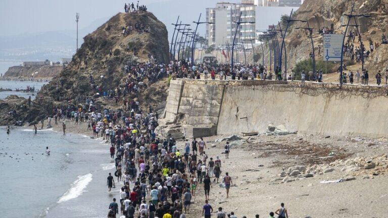 المغرب يحمّل الأمن حدود سبتة ويُحبط محاولة عبور جماعي للمهاجرين