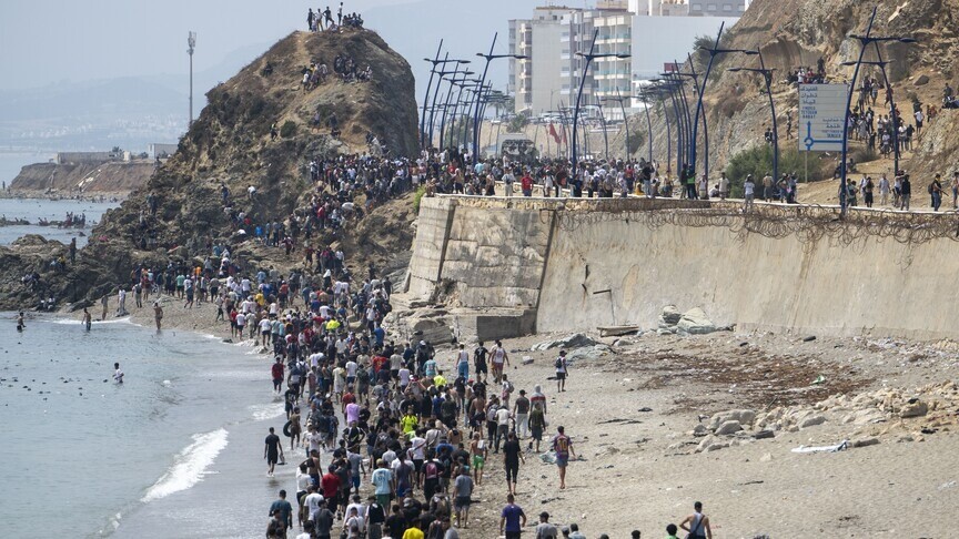 المغرب يحمّل الأمن حدود سبتة ويُحبط محاولة عبور جماعي للمهاجرين