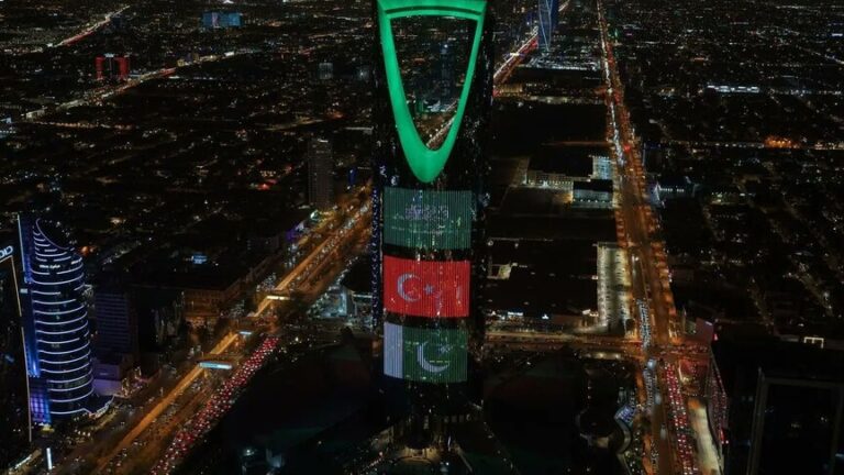 السعودية تضيء معالمها بأعلام المملكة وتركيا وباكستان احتفالاً باتفاقية مكة للدفاع المشترك