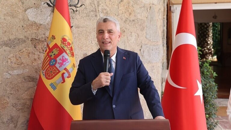 وزير التجارة التركي يؤكد استمرار تركيا في تعزيز موقعها الجاذب للاستثمارات الدولية