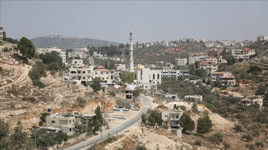 مستوطنون يهاجمون منازل ومحاصيل فلسطينية شمالي وجنوبي الضفة الغربية