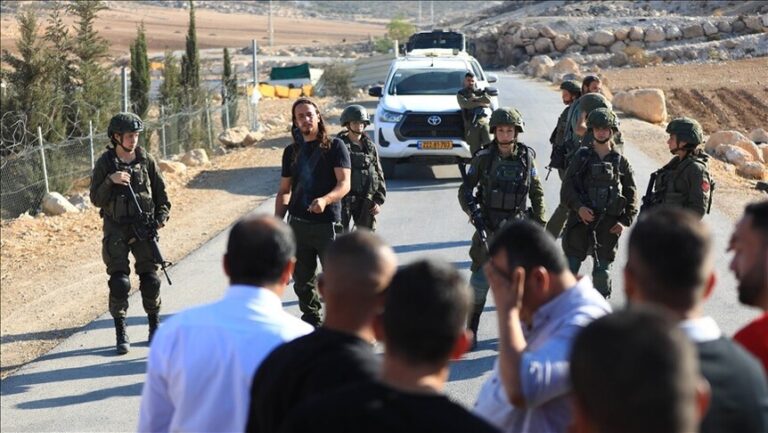 إصابة 4 فلسطينيين في هجوم مستوطنين إسرائيليين وسط الضفة الغربية