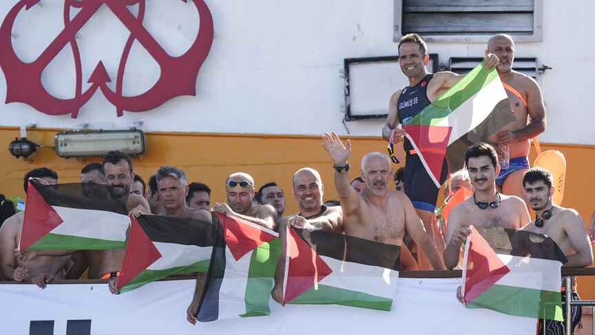 العلم الفلسطيني يرفرف في انطلاق سباق البوسفور الدولي للسباحة في إسطنبول