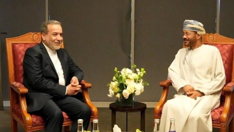 عراقجي والبوسعيدي يبحثان المستجدات الإقليمية والمفاوضات النهائية حول مضيق هرمز