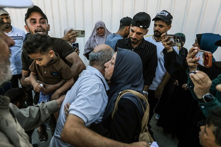 إسرائيل تفرج عن 24 عاملاً فلسطينياً من غزة بعد معاناتهم من معاملة قاسية