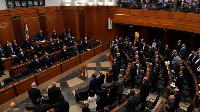 برلمان لبنان يصادق على قانون إصلاح وتنظيم المصارف لإنهاء الأزمة المالية