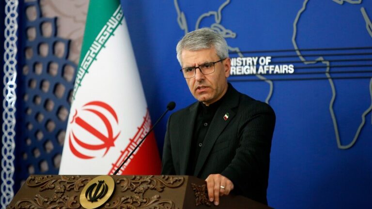 طهران وعُمان تحققان تقدماً في المباحثات حول تأمين عبور السفن في مضيق هرمز