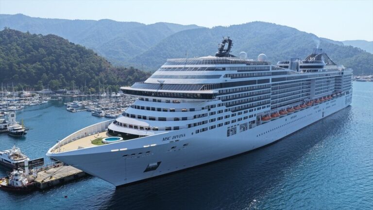 وصول سفينة الرحلات MSC Divina إلى مرمريس مع 4140 سائحًا