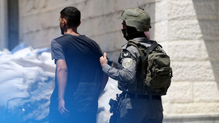 مسؤول فلسطيني يؤكد استمرار اقتحام مخيم قلنديا من قبل الجيش الإسرائيلي لليوم الثاني