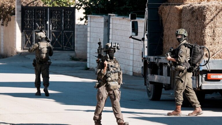 الجيش الإسرائيلي يعتقل فلسطينياً ويصطحب 3 أسرى إلى منزلهم في نابلس
