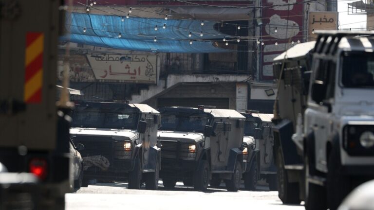 الجيش الإسرائيلي يشن حملة اعتقالات واسعة ويصيب فلسطينيين في مخيم قلنديا شمال القدس