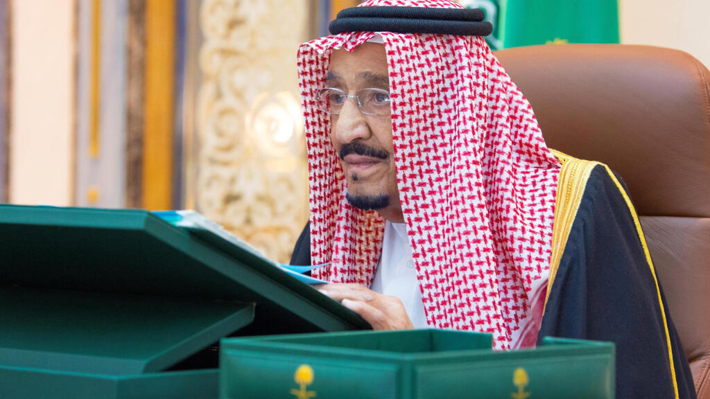 العاهل السعودي يصف الحوثيين بـ”ميليشيا إرهابية” والحوثيون يتهمون الرياض بشن ضربات دامية على مواقعهم