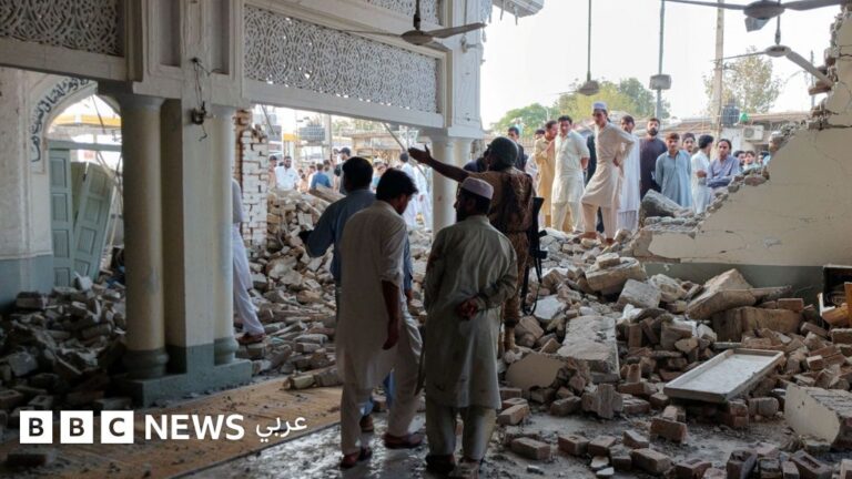 مقتل 17 وإصابة 73 في انفجار انتحاري بمسجد داخل مركز شرطة في كوهات بباكستان