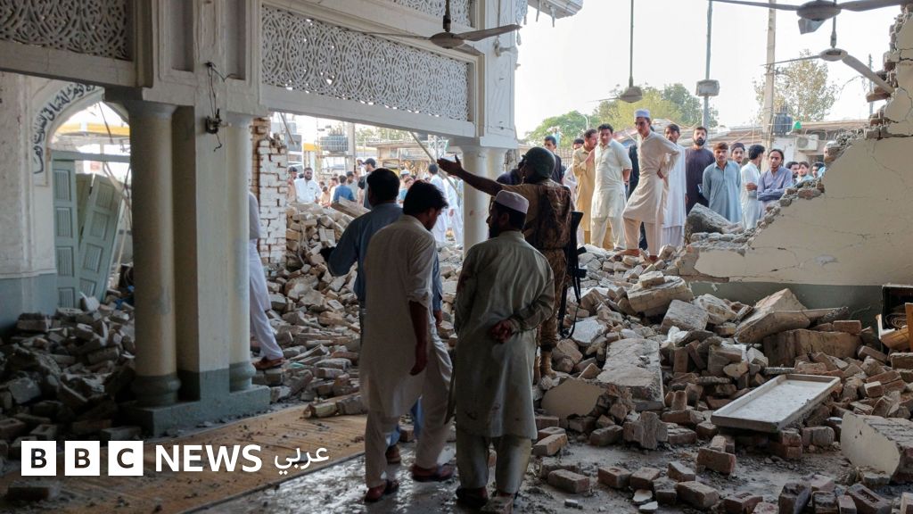 مقتل 17 وإصابة 73 في انفجار انتحاري بمسجد داخل مركز شرطة في كوهات بباكستان