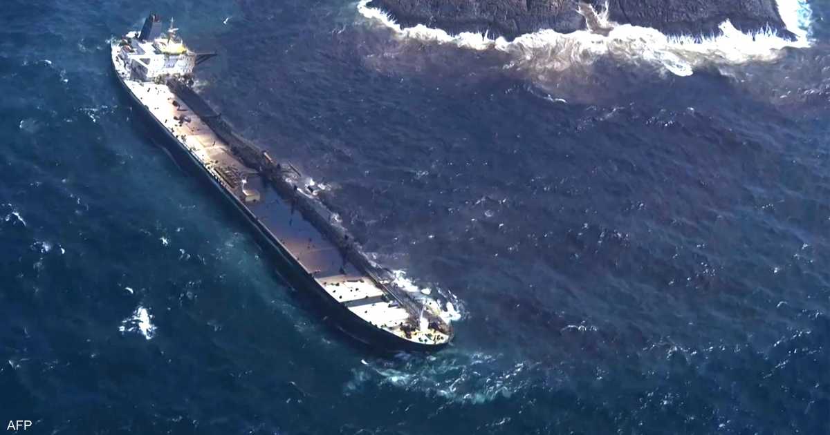 سلطنة عُمان تنقل ناقلة نفط محروقة إلى ميناء وتبحث عن طاقم مفقود بعد استهدافها في المياه العمانية