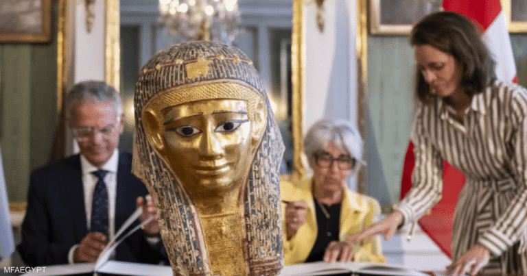 مصر تستعيد قناع مومياء ذهبي أثري من سويسرا في إطار جهود استرداد الآثار