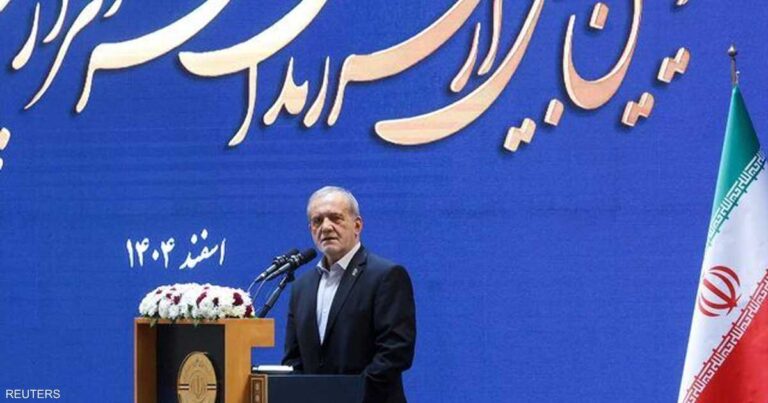 الرئيس الإيراني يعترف بتآكل قيمة الرواتب جراء ارتفاع التضخم