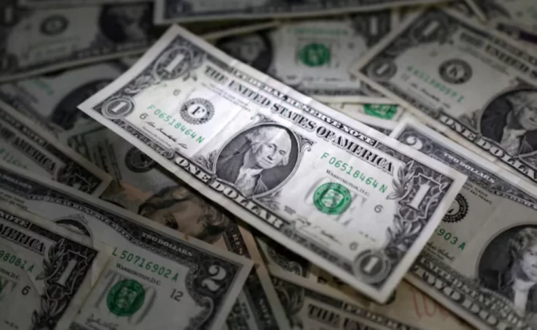 الدولار يتراجع مع ترقب المستثمرين لبيانات الوظائف الأميركية وتوقعات رفع الفائدة