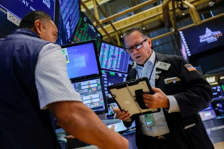وول ستريت ترتفع بفعل إشارات من كريستوفر والر لتثبيت أسعار الفائدة