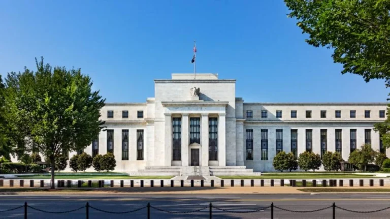 الأسواق تتحدى توقعات الاقتصاديين مع توقعات متزايدة برفع فائدة الفيدرالي الأمريكي