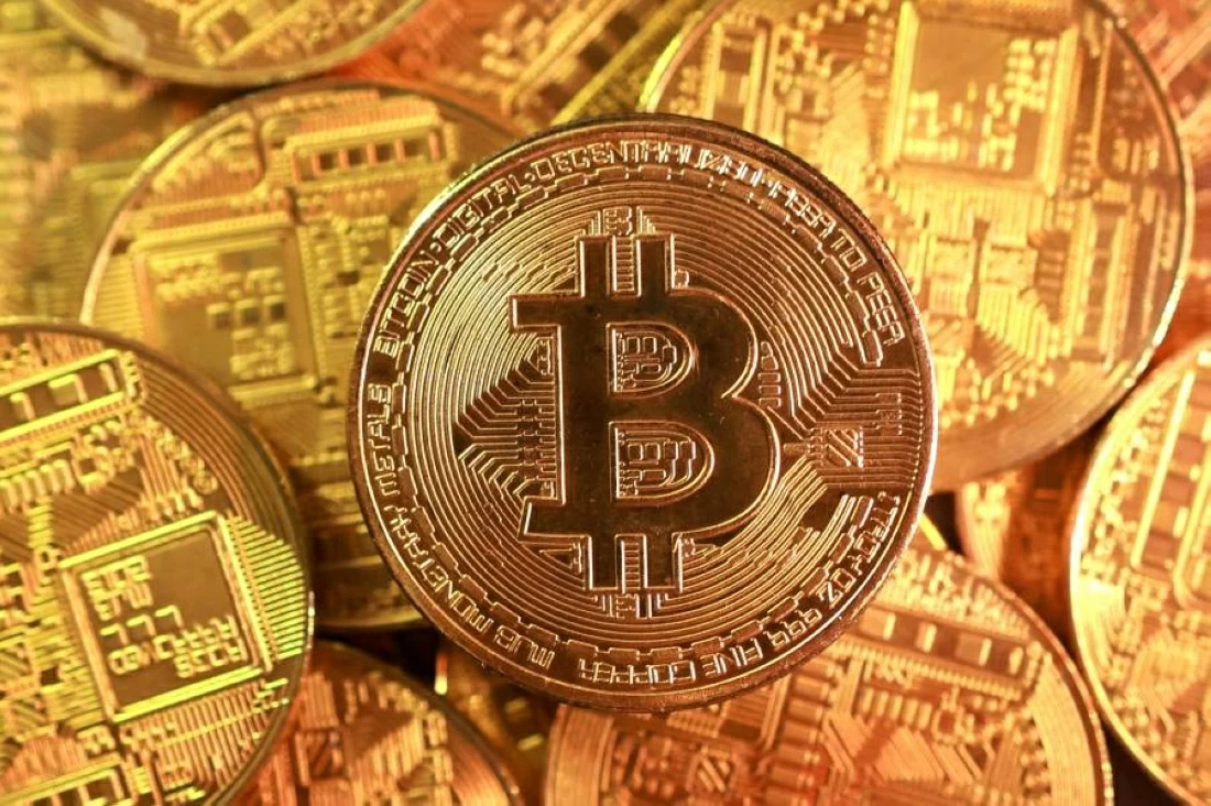 تراجع بيتكوين وأسهم العملات الرقمية بعد فشل مشروع قانون تنظيمي في مجلس الشيوخ الأمريكي