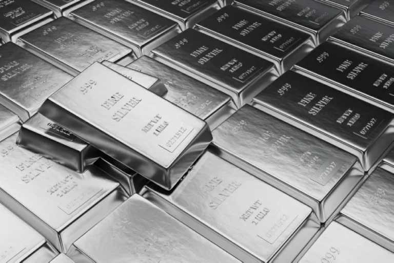 تراجع أسعار الفضة بنسبة 1.7% إلى 62.5 دولار للأونصة عقب رفع الفيدرالي الأميركي للفائدة