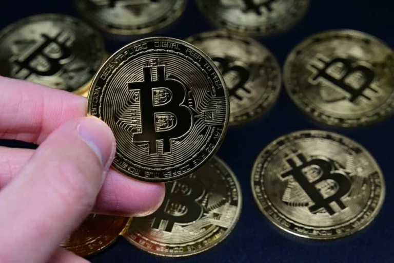 ملياردير أميركي يشكك في قيمة البيتكوين بعد فشل قانون «الوضوح»