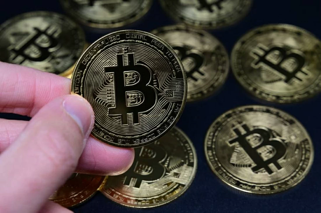 ملياردير أميركي يشكك في قيمة البيتكوين بعد فشل قانون «الوضوح»