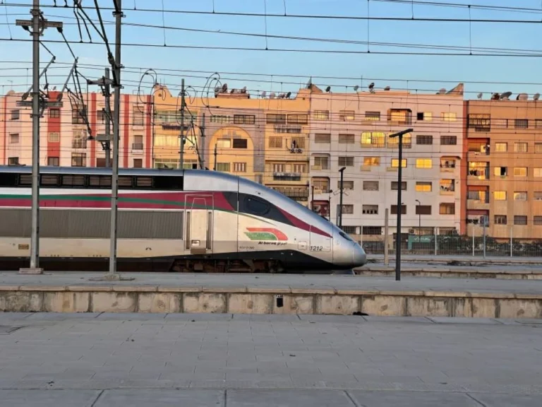 المغرب يوقع اتفاقيات تمويل بـ465 مليون دولار لتطوير السكك الحديدية وبرنامج تكوين مهني