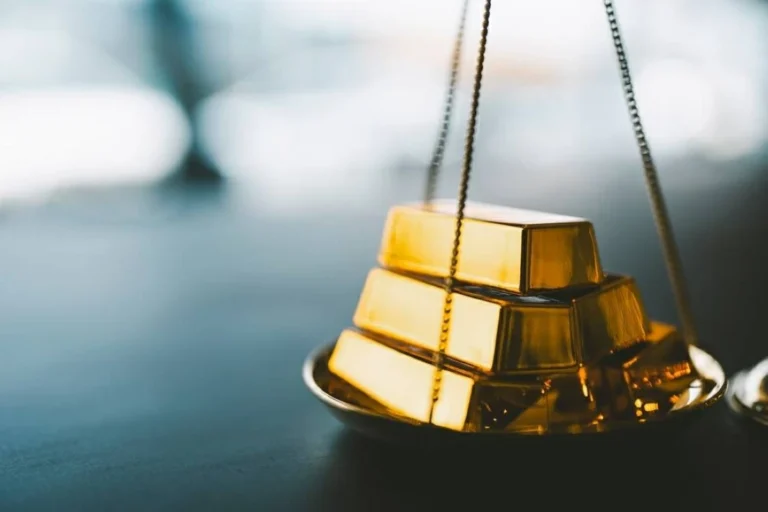 الذهب يرتفع لأعلى مستوى في أسبوع بدعم تراجع أسعار النفط وتقلبات الفائدة الأمريكية