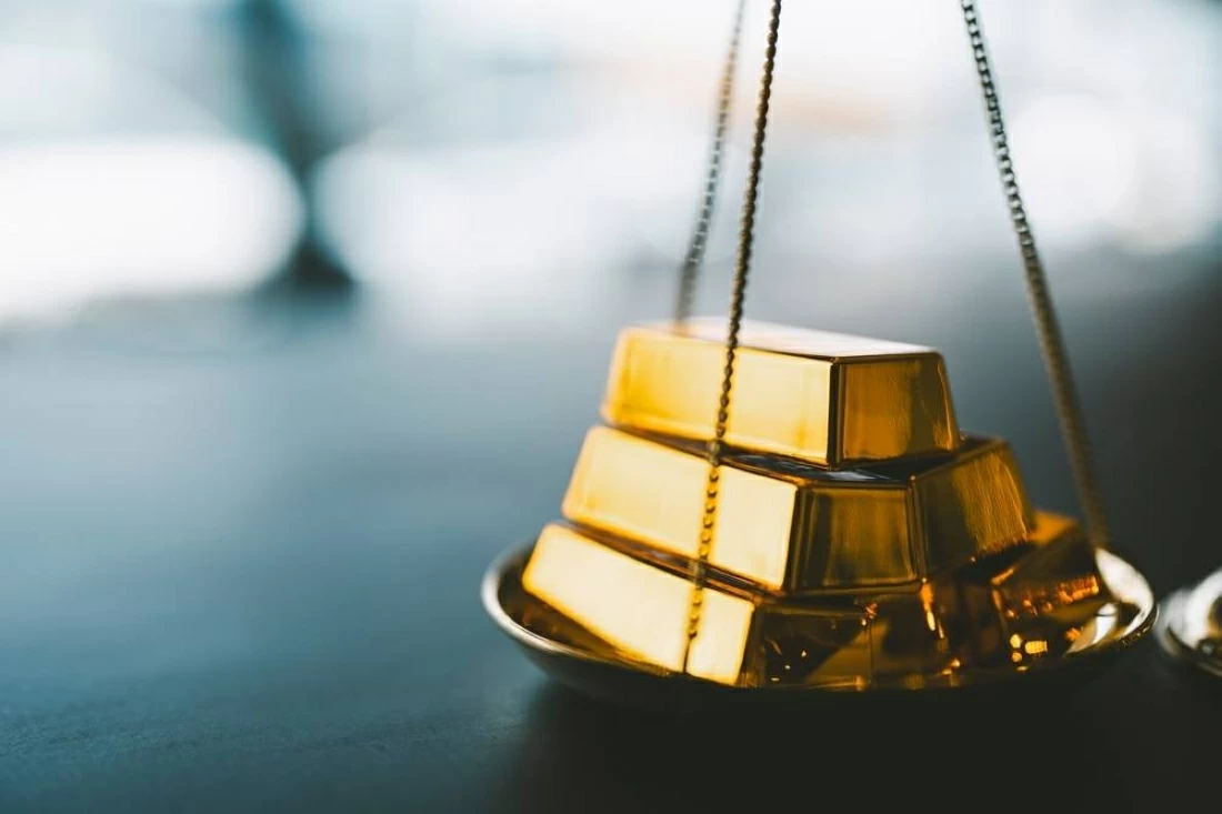 الذهب يرتفع لأعلى مستوى في أسبوع بدعم تراجع أسعار النفط وتقلبات الفائدة الأمريكية