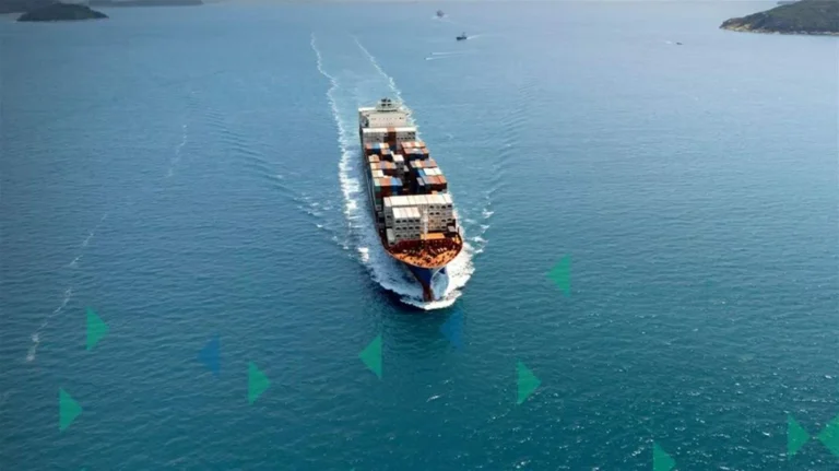 شركات الشحن العالمية تتكيف مع توترات الشرق الأوسط بعودة تدريجية لمسارات قناة السويس