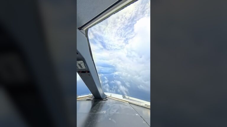 كابتن الطيار السوري خالد حنان يوثّق هبوطًا خلابًا بين السحب في جزيرة إيطالية