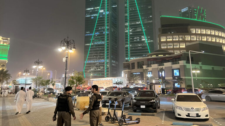 الأمن السعودي يلقى القبض على مواطن ومصري بتهمة ترويج المخدرات بالمدينة المنورة