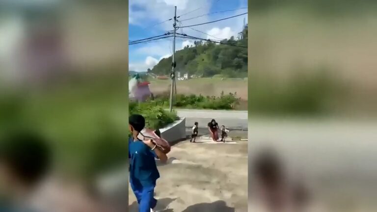 سيدة تنجو مع طفلتيها في اللحظات الأخيرة من فيضان مدمر في نيبال