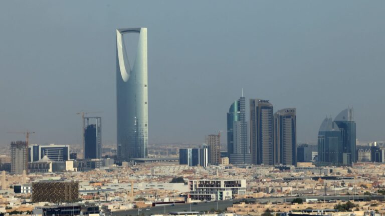 الأمن السعودي يلقى القبض على يمني ومواطنين في الرياض لإطلاقهم النار في مناسبة اجتماعية