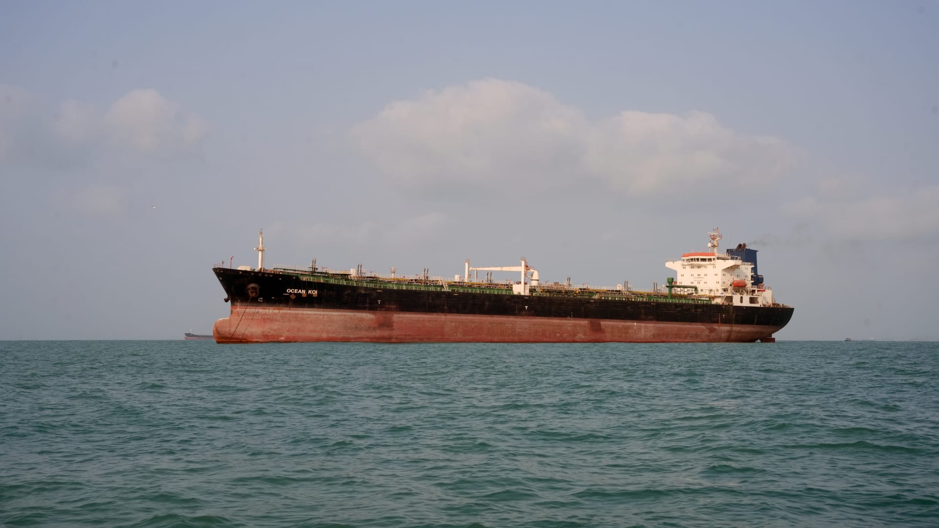 وزير النفط الإيراني يؤكد استمرار صادرات النفط رغم الحصار الأمريكي والضربات