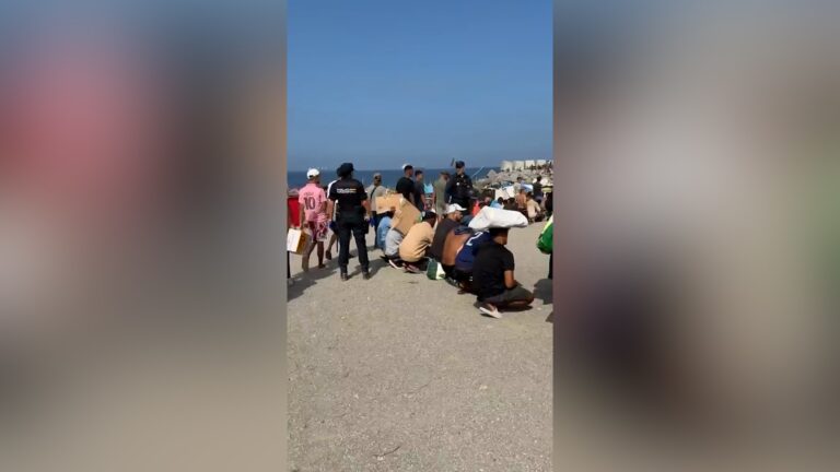 شاهد.. تحويل شاطئ سبتة إلى مخيم ضخم للمهاجرين في انتظار إجراءات رسمية