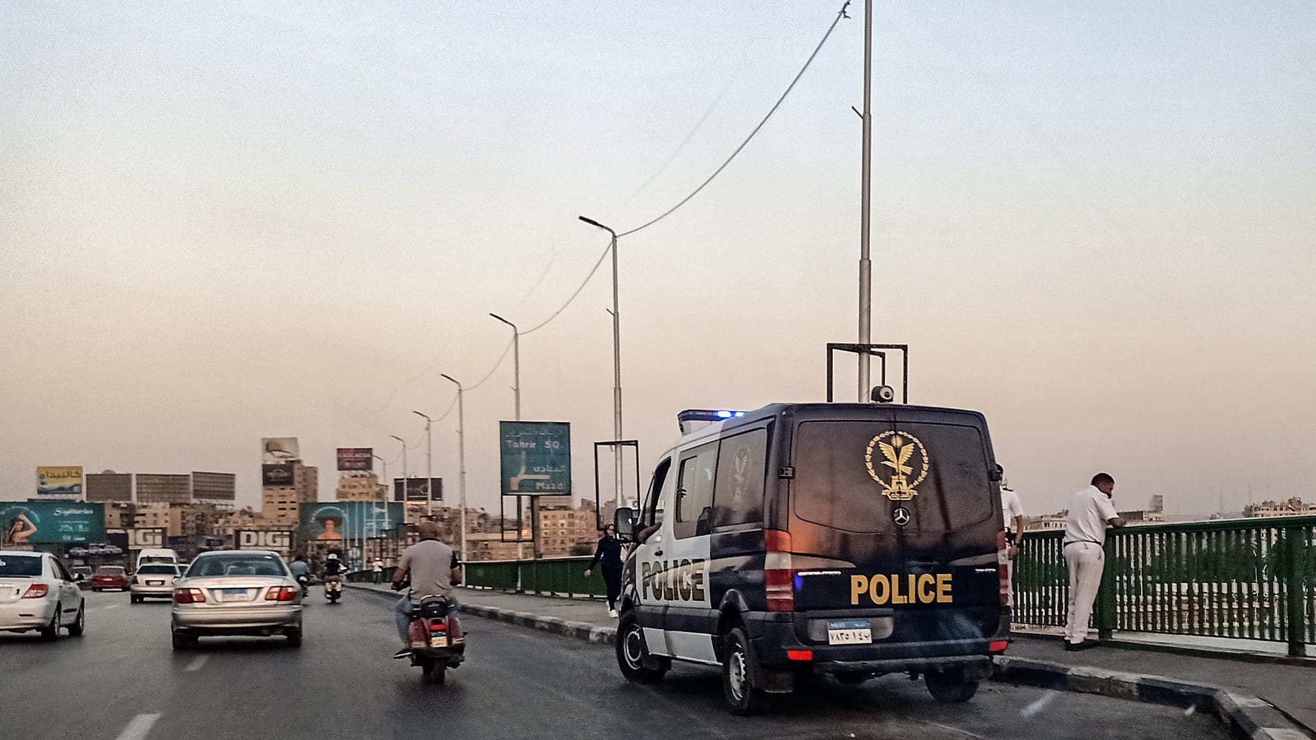 القبض على سائق ميكروباص في مصر لرفع لافتات مسيئة شملت عبارة “تحيا إسرائيل”