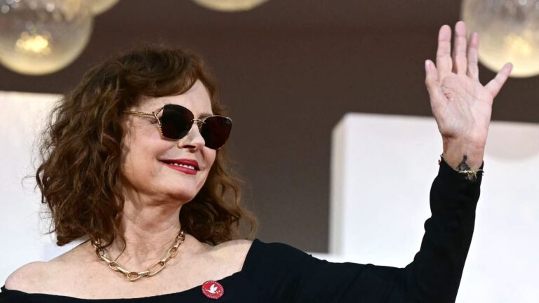سوزان ساراندون تلفت الأنظار بدبوس أحمر في مهرجان البندقية السينمائي